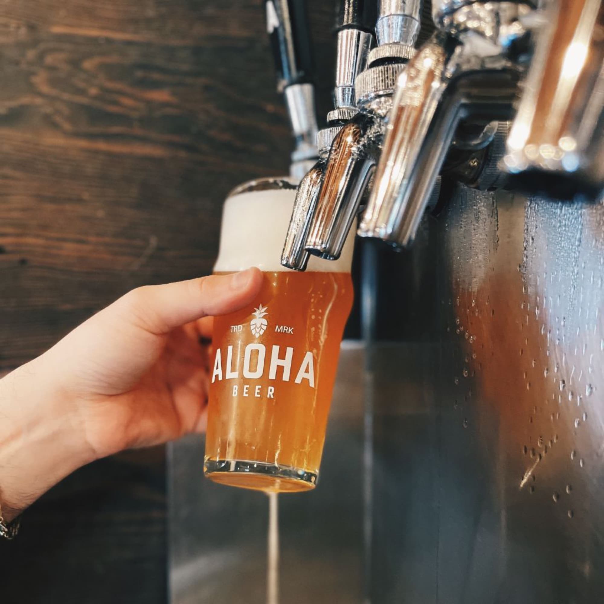 Aloha Beer Company — branded glass fresh pour
