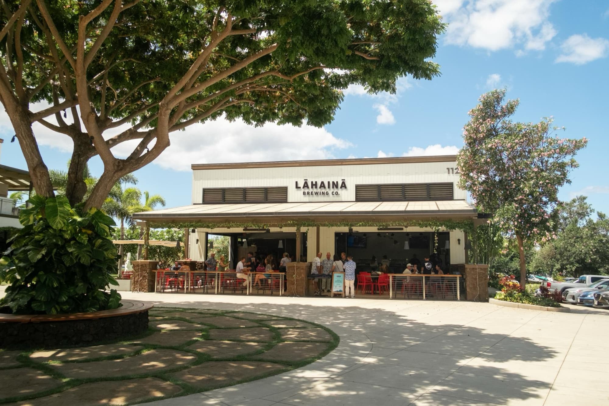 LBC Wailea Craft Kitchen — open air taproom tree